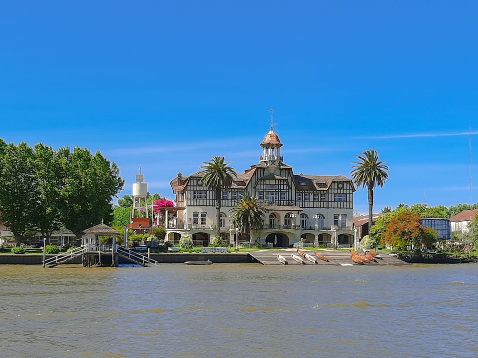 Club de Regatas La Marina a orillas del rio Luján en Tigre