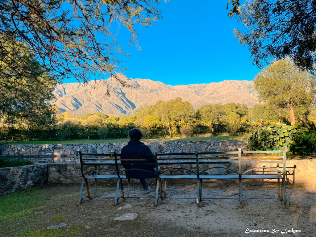 Bodega Araoz de Lamadrid en San Javier con vistas al Cerro Champaquí