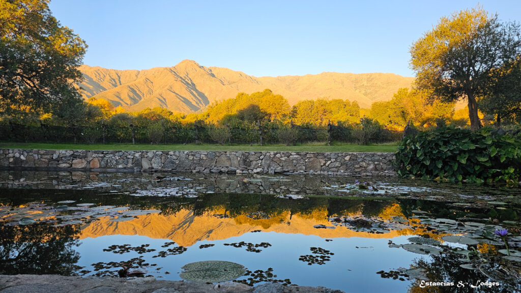 Jardines y paisaje de Aráoz de Lamadrid al atardecer en San Javier