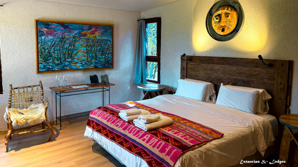 Suite del Wine Lodge Aráoz de Lamadrid integrada al paisaje serrano