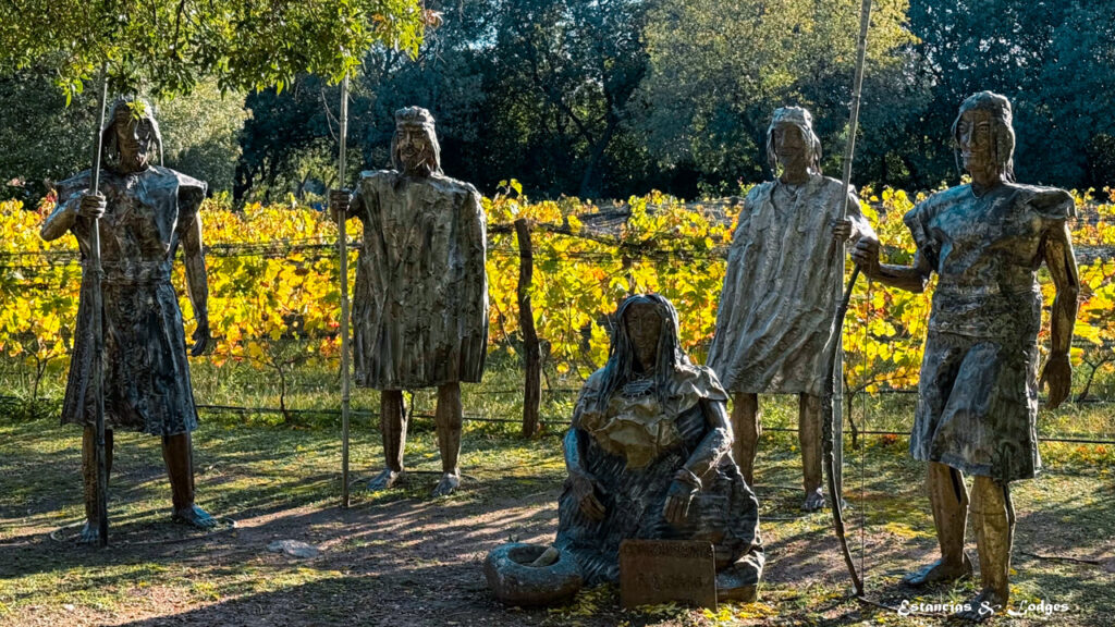 Esculturas entre los viñedos de Aráoz de Lamadrid en Traslasierra